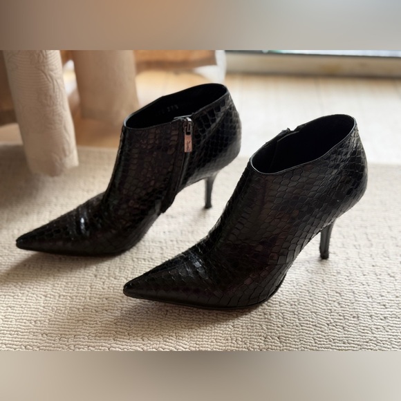 YSL Saint Laurent Black Crocodile Embossed Ankle Boots Side Zip Pointy Toe 37.5 - Picture 4 of 14